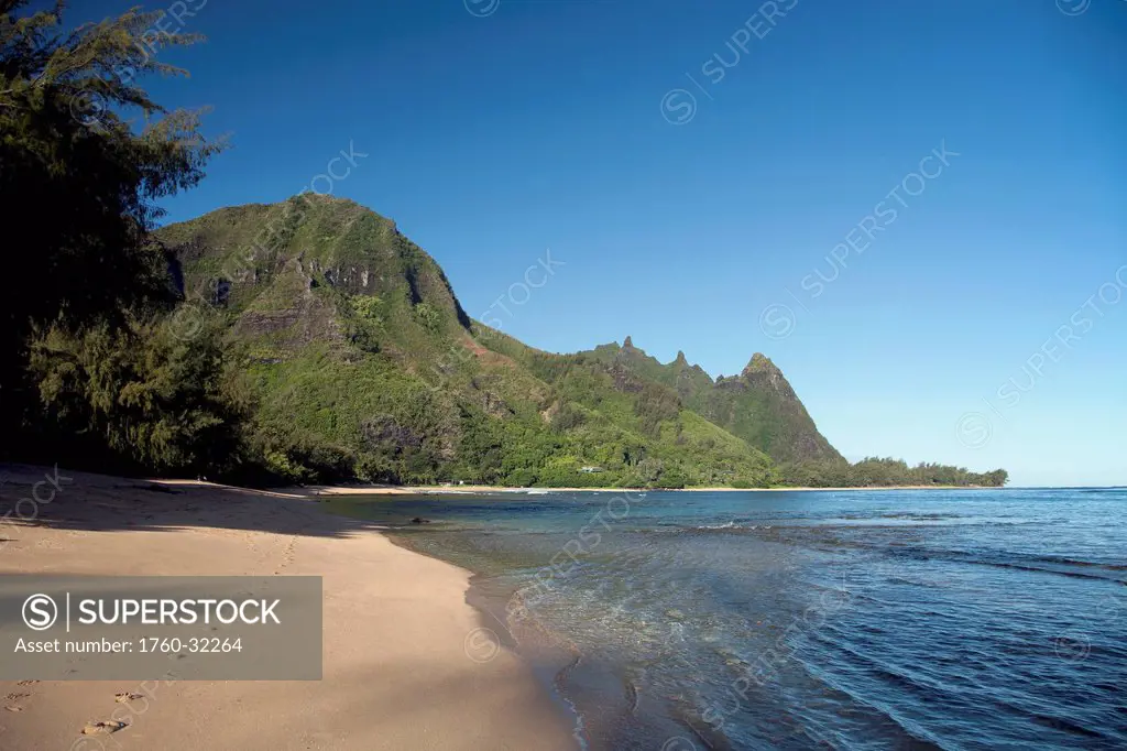 Hawaii, Kauai, Haena, Tunnels Beach, Clear Blue Water And Lush Green Mountain Peaks.
