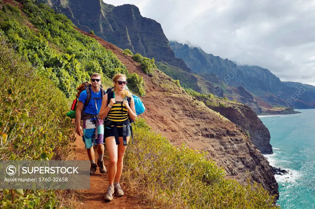 Hawaii, Kauai, Napali Coast, Young Couple Hiking On The Napali Coast Trail.