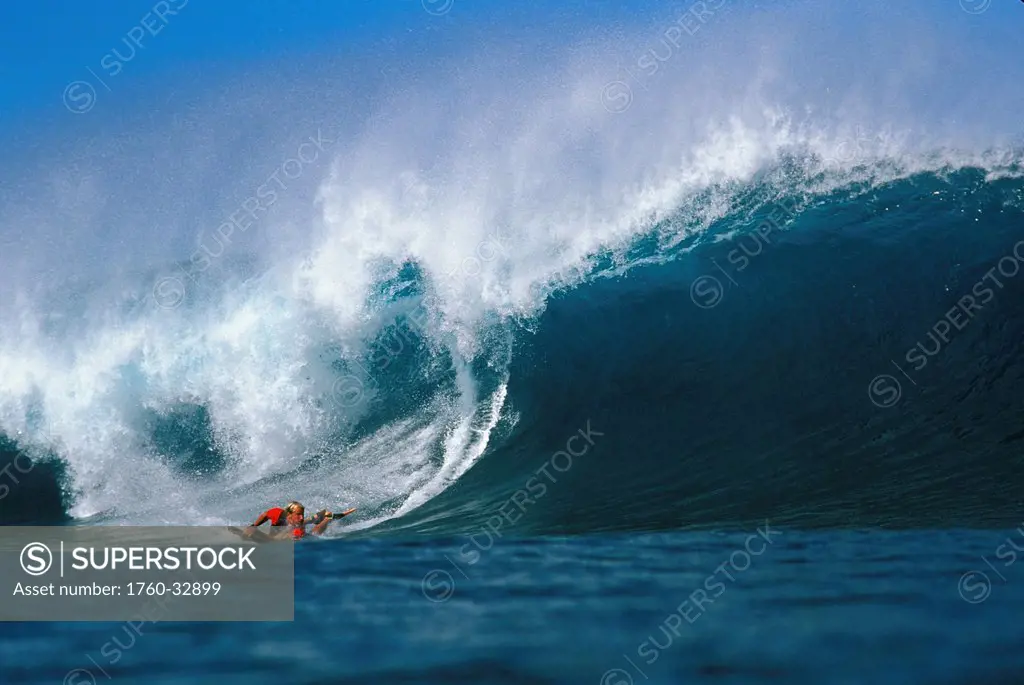 Hawaii, Oahu, Mike Stewart World Champion Body Boarder Rides Large Tube At Pipeline