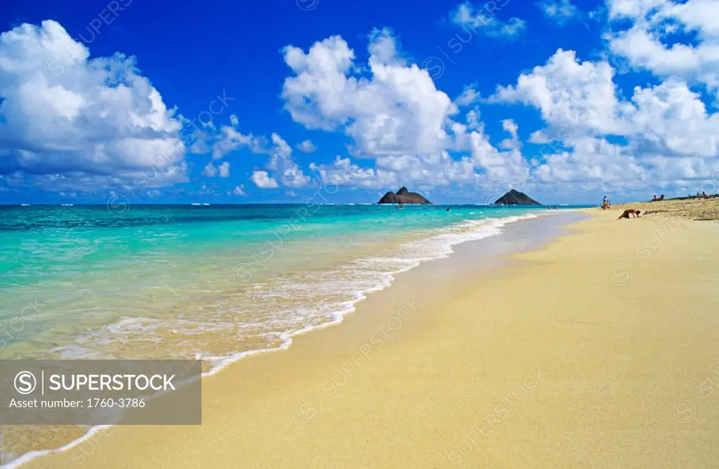 Hawaii, Oahu, Lanikai Beach, Mokulua Islands and people playing on the beach