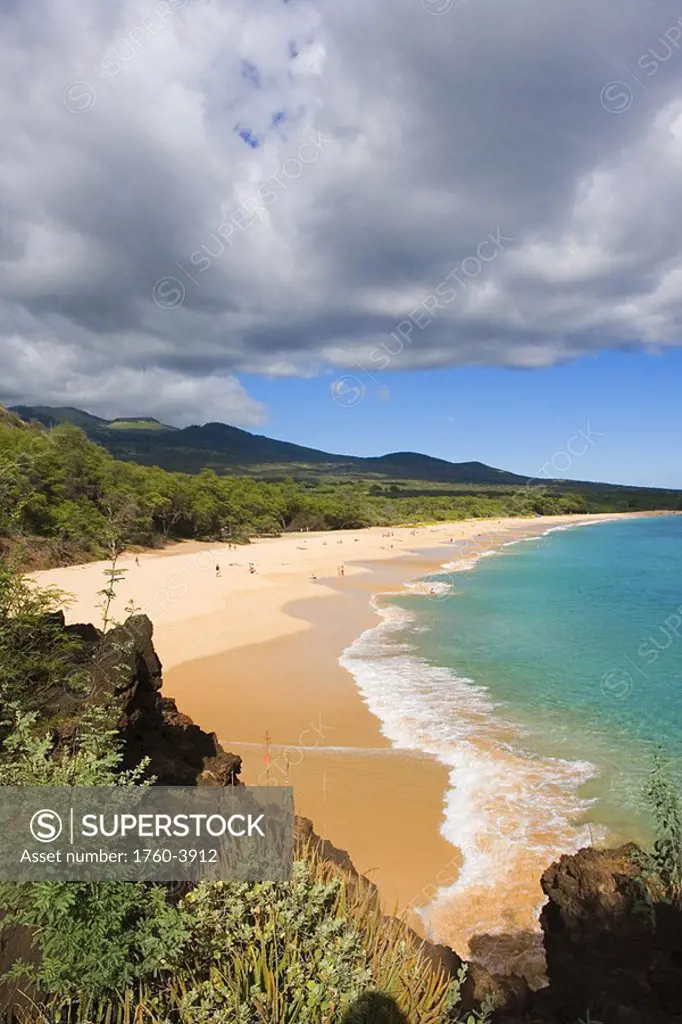 Hawaii, Maui, Makena State Park, Oneloa or Big Beach, water lapping onto shore of warm sandy beach, view from hillside above