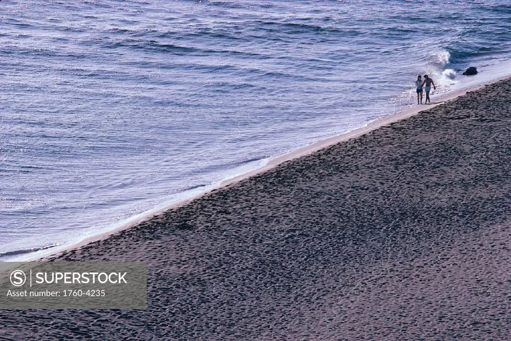 Hawaii Maui, Kaanapali Beach Couple walks along shoreline in distance A06E