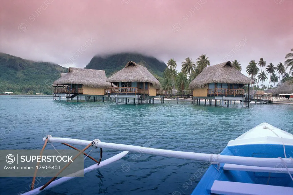 FP, Huahine, Hotel Sofitel Heiva, bungalows over water, vu fr outrigger canoe C1766