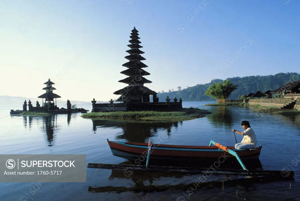 Indonesia, Bali, Ulu Danu temple at sunrise, canoe paddling by NO MODEL RELEASE