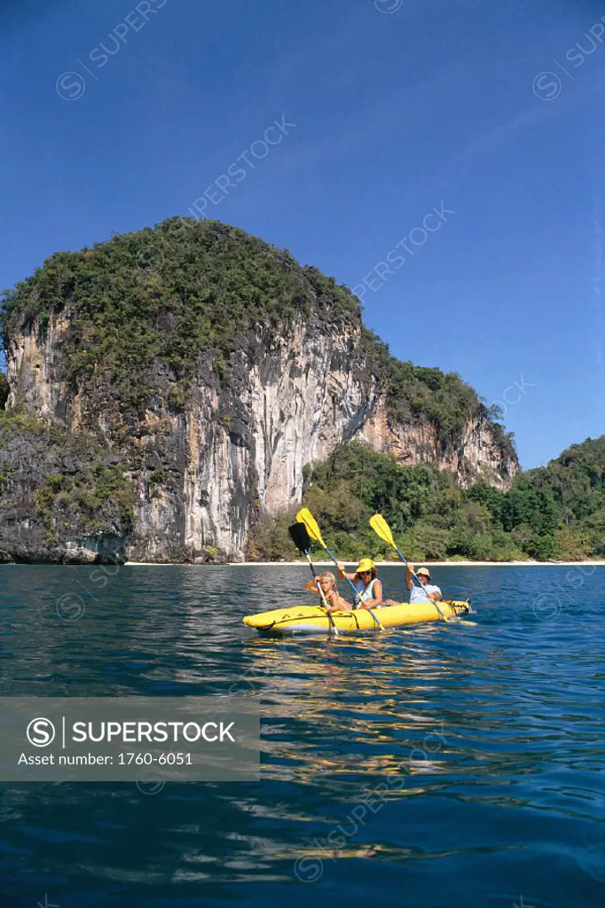 Thailand, Ang Thong Nat´l Park, Phangna Bay, family kayaking, blue sky A74A