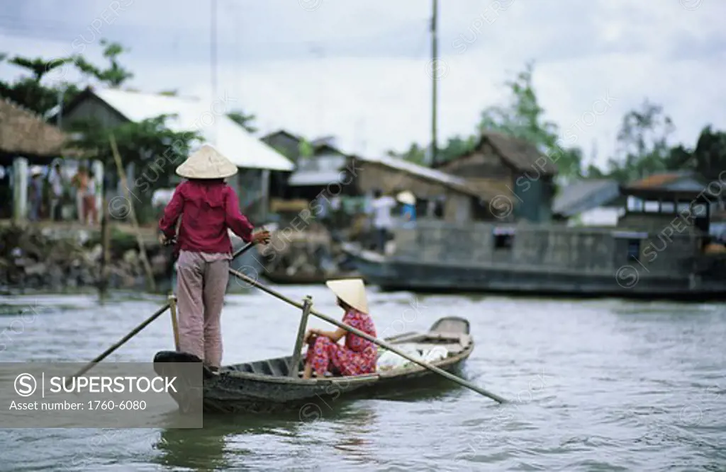 Vietnam, Mekong Delta, Can Tho, Women traveling by rowboat on Mekong river