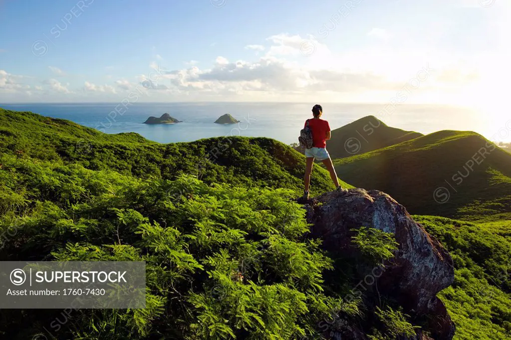 Hawaii, Oahu, Lanikai, Woman hiker admiring view of Mokulua Islands