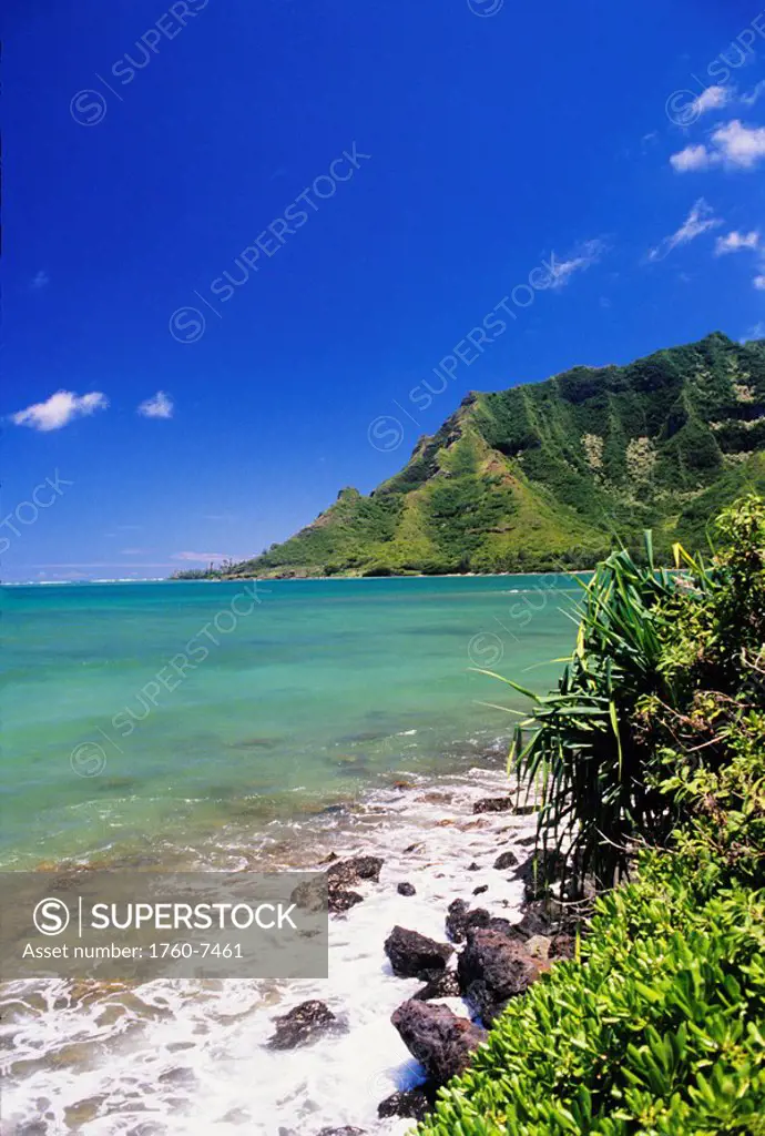 Hawaii, Oahu, Kahana bay, Turquoise blue shoreline with lush green mountains in the distance