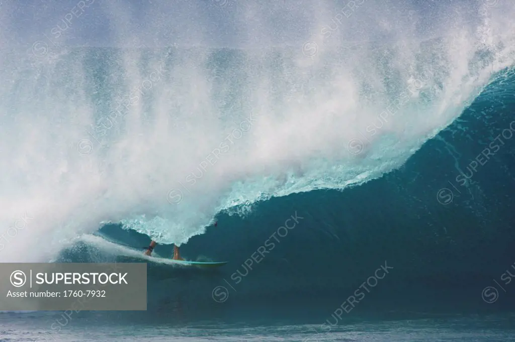 Hawaii, Oahu, North Shore, Pipeline surfer.