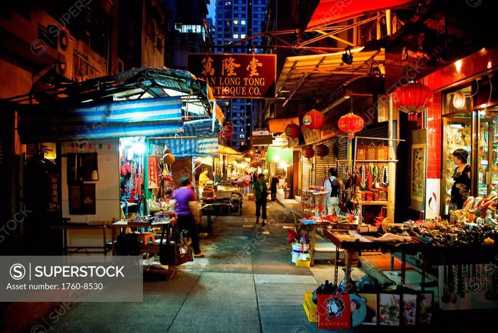 Hong Kong, Sheung Wan, Night view of the shoppers at the Cat Street Market located on Upper Lascar Row.