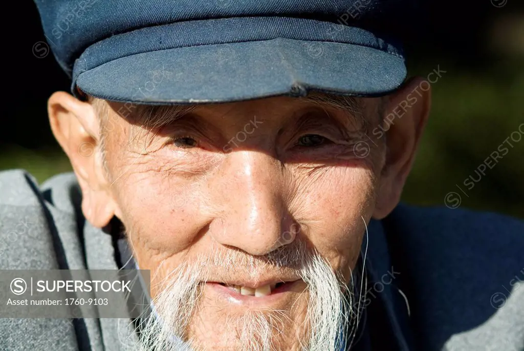 Chine, Beijing, An Elderly Chinese man dressed in Mao era styled clothes.