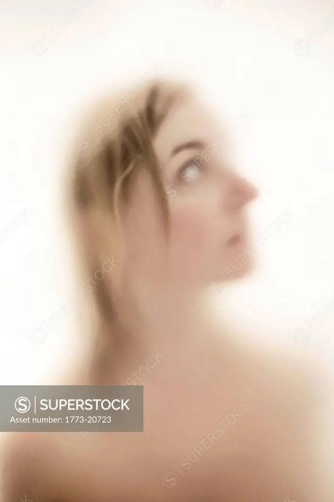 a blurry image of a girls face