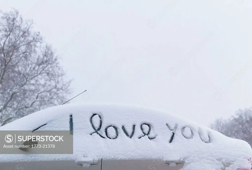 ´I love you´ drawn in snow on car