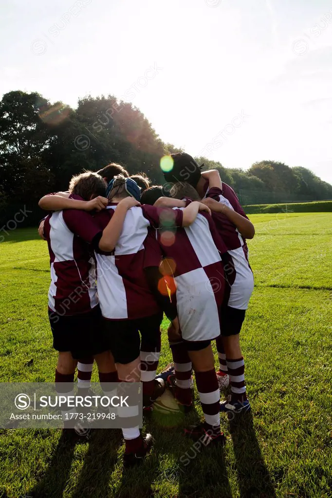 Teenage schoolboy rugby team in huddle