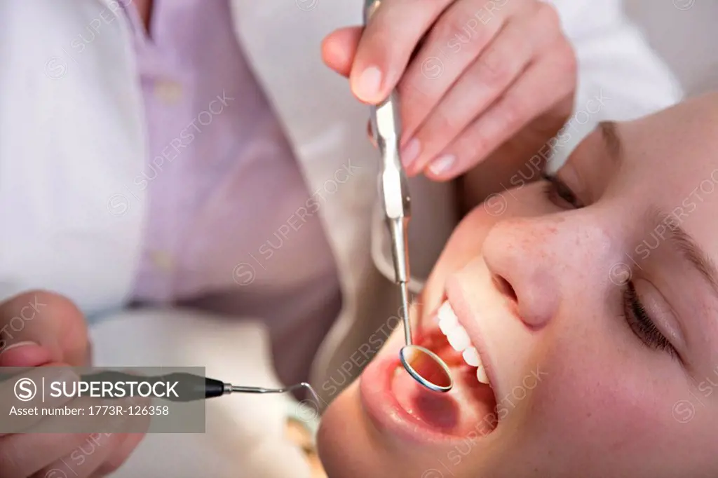 Dentist checking patient´s teeth