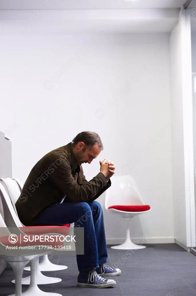 Man sitting in his doctor´s waiting room