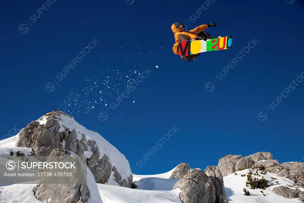 Snowboarder dangerous free ride jump