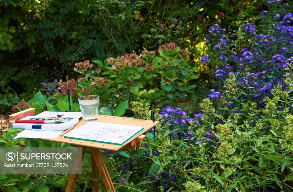 Watercolors and pad on easel outdoors