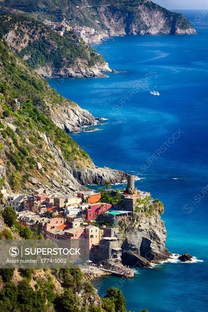 Italy, Liguria, Cinque Terre, Vernazza and Corniglia, Small town on cliff at seaside