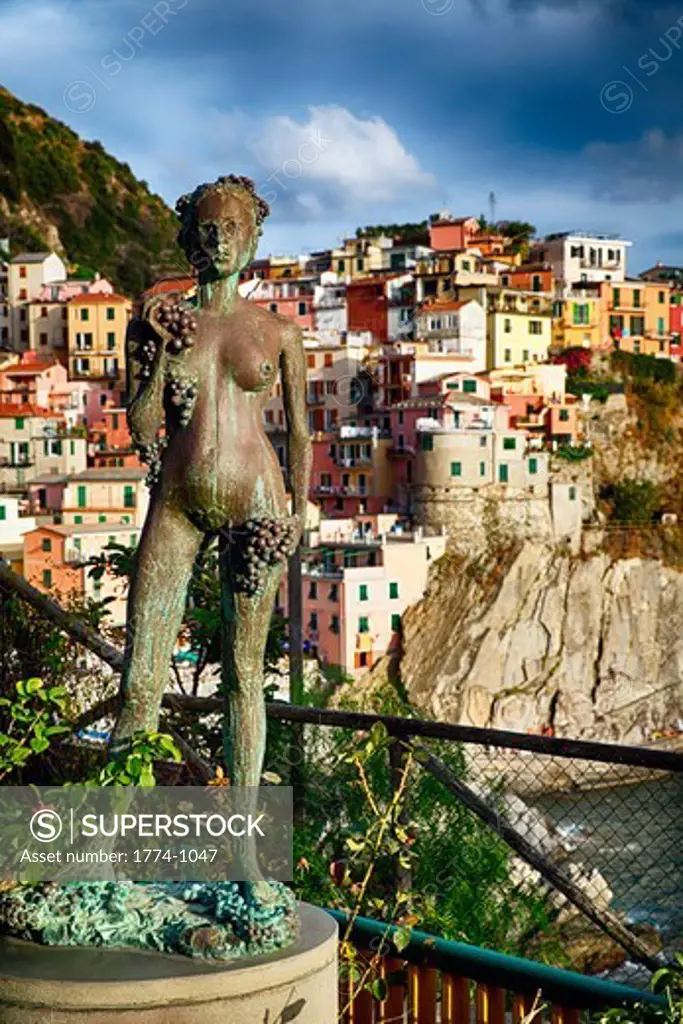 Italy, Liguria, Cinque Terre, Manarola, Statue of woman holding grapes in Punta Bonfigo Park