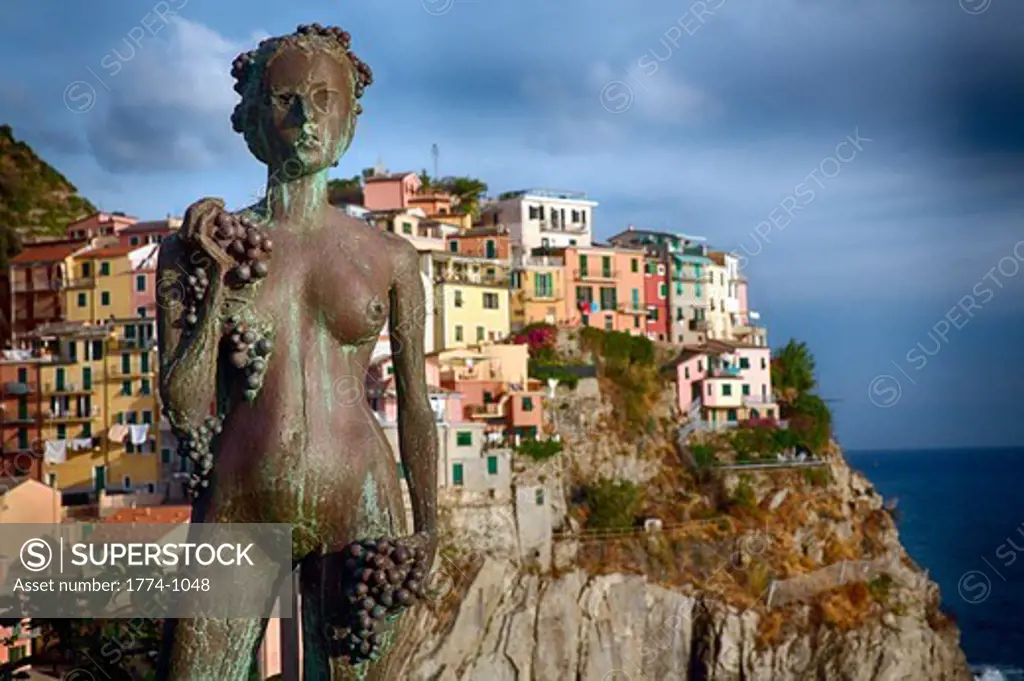 Italy, Liguria, Cinque Terre, Manarola, Statue of woman holding grapes in Punta Bonfigo Park, Close up view