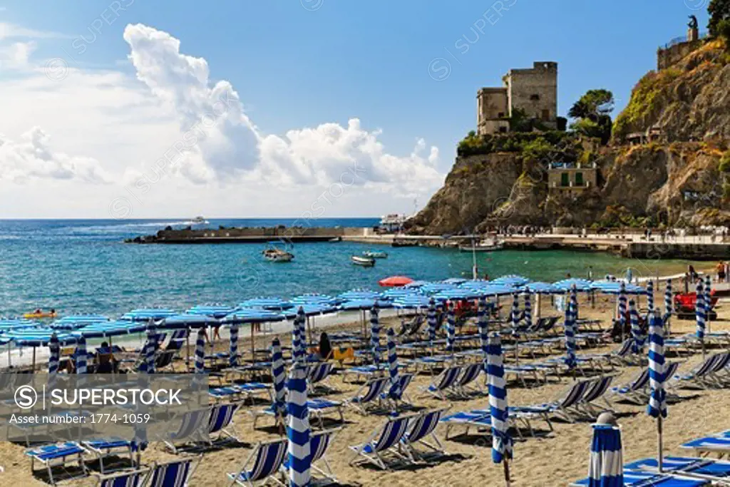 Italy, Liguria, Cinque Terre, Monterosso Al Mare, Row of lounge chairs and umbrellas on beach