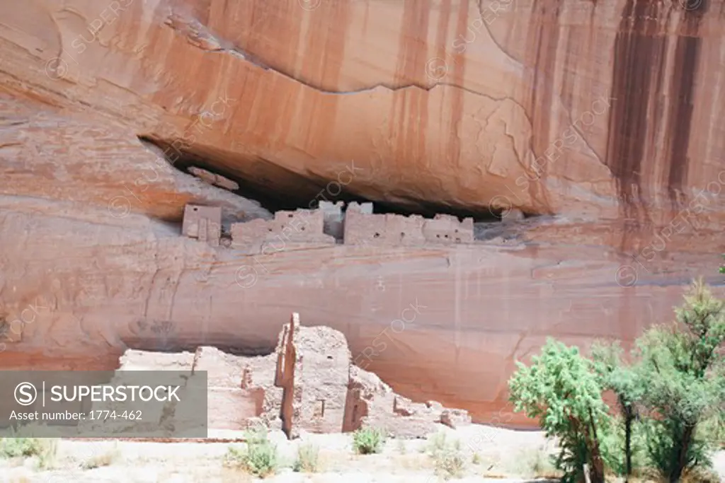 Ruins of cliff dwellings at an archaeological site, White House Ruins, Canyon de Chelly National Monument, Arizona, USA