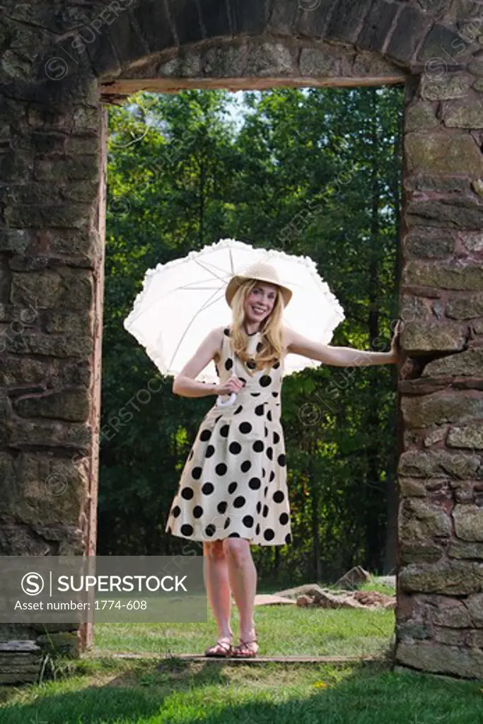 USA, New Jersey, Woman in summer dress standing in door of country barn