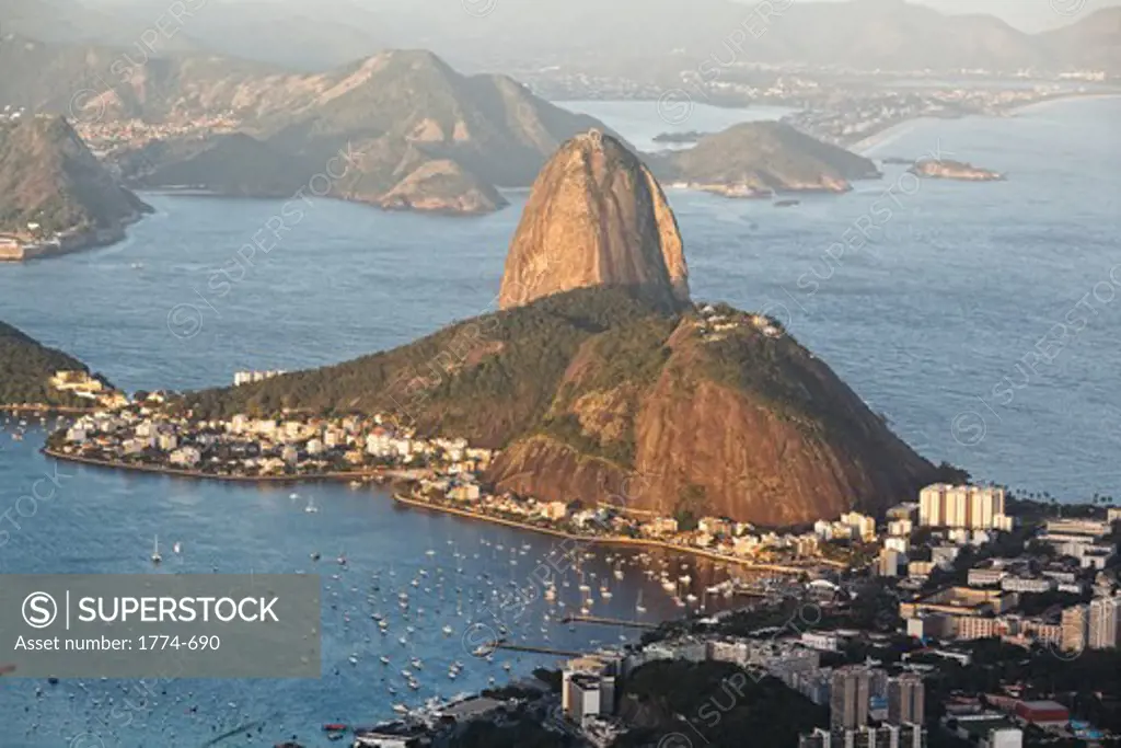 Brazil, Rio de Janeiro, Sugarloaf Mountain and cityscape