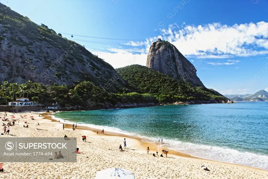 Brazil, Rio de Janeiro, Vermelha Beach with Sugarloaf Mountain in Background