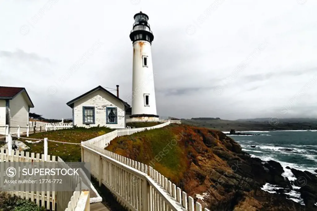 USA, California, San Mateo County, Pigeon Point, Lighthouse with Keeper's House