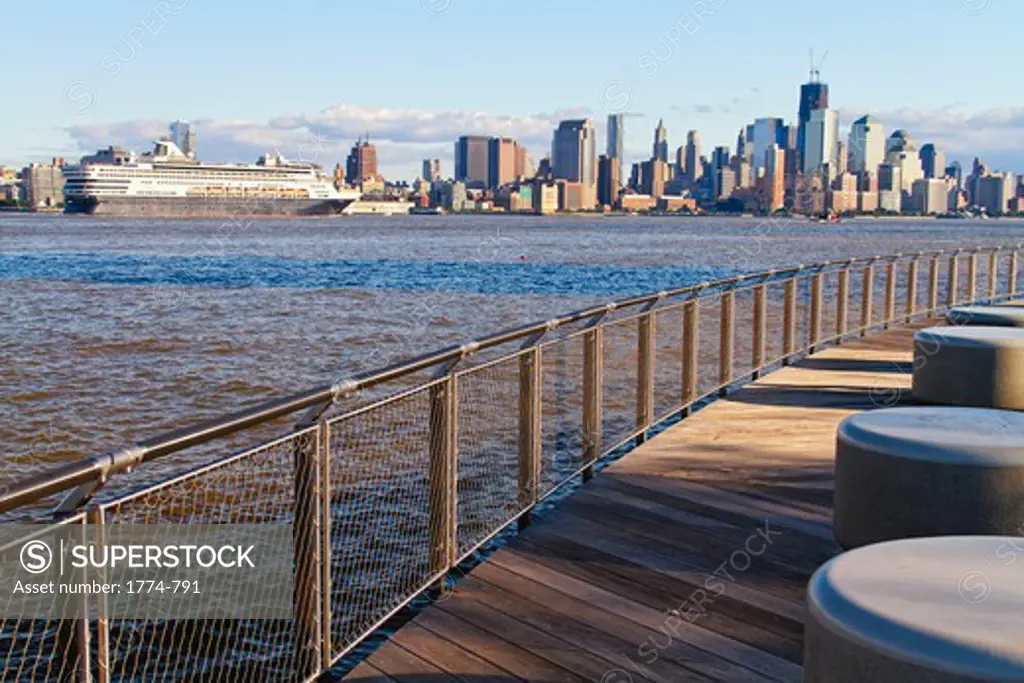 USA, New Jersey, Hoboken, View of Hudson River and Lower Manhattan from Pier C Park