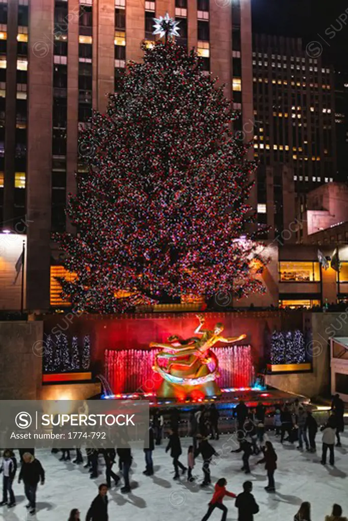 USA, New York State, New York City, Decorated Christmas Tree at Rockefeller Center Ice-skating Rink