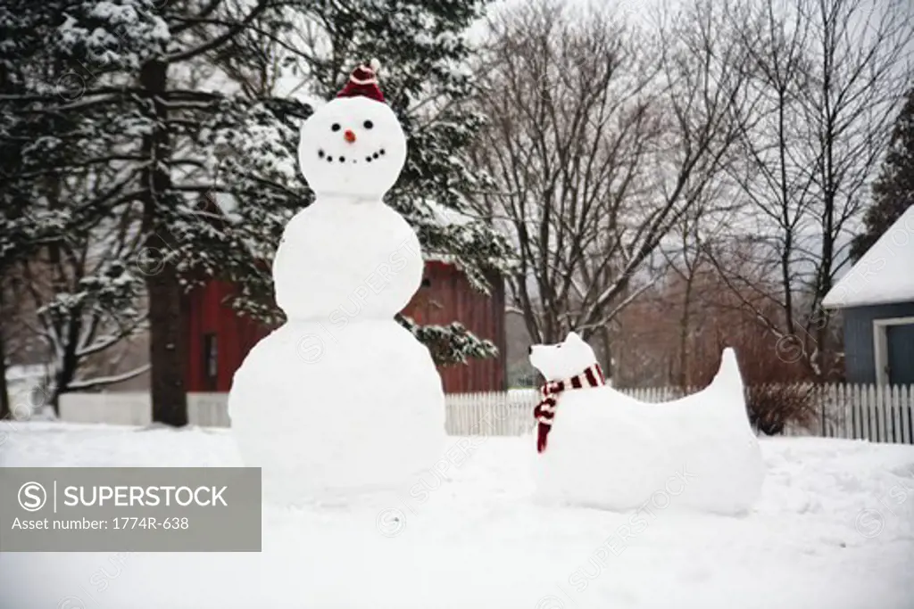 USA, New Jersey, Hunterdon County, Snowman and snow dog