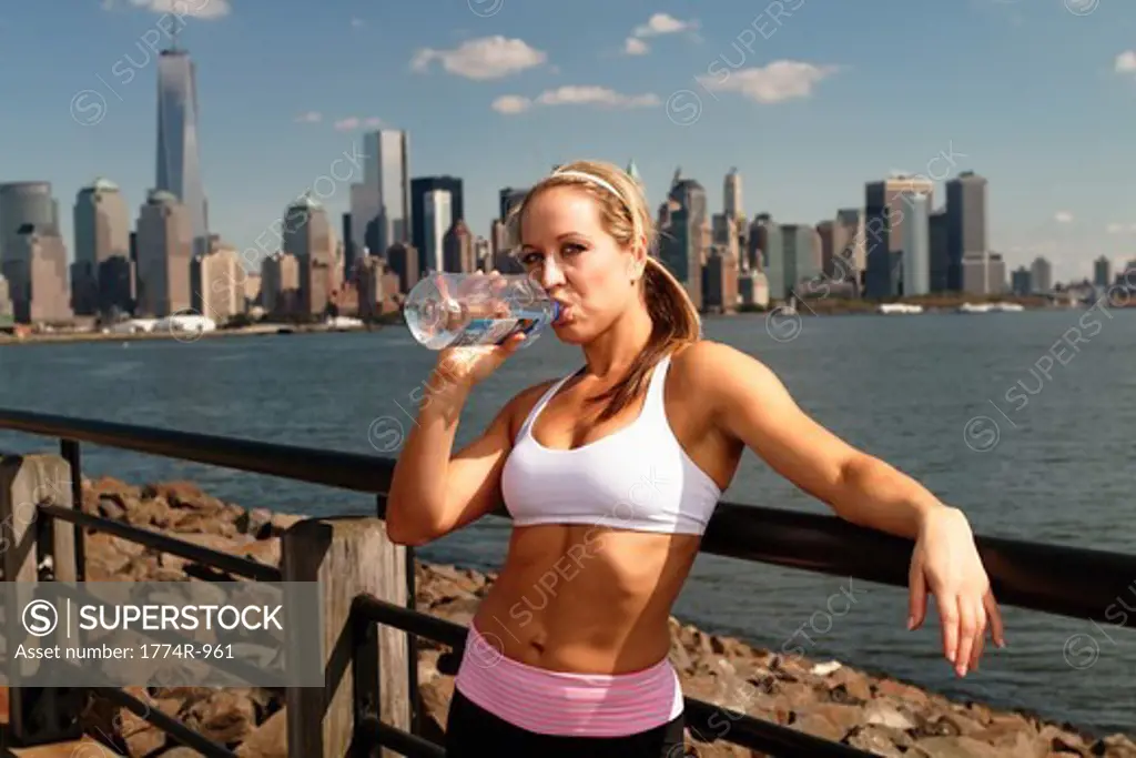 USA, New Jersey, Jersey City, Woman in sportswear drinking water
