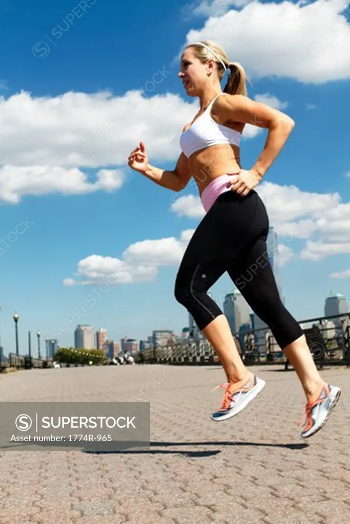 USA, New Jersey, Jersey City, Woman in sportswear running