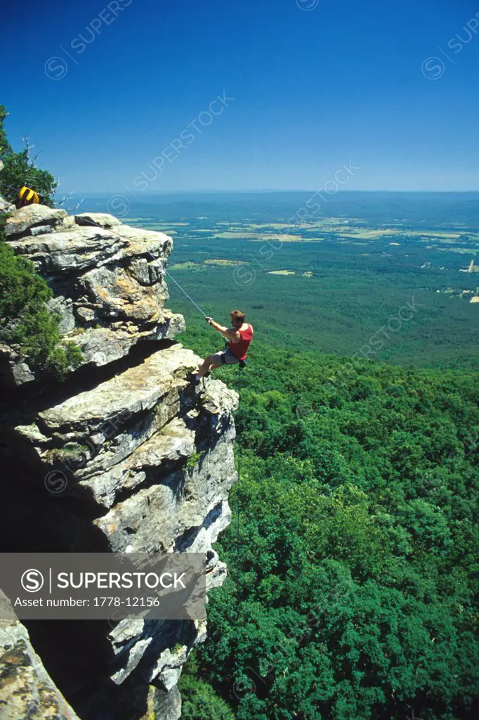 Man rappels off clifftop at Mt Magazine State Park, Arkansas