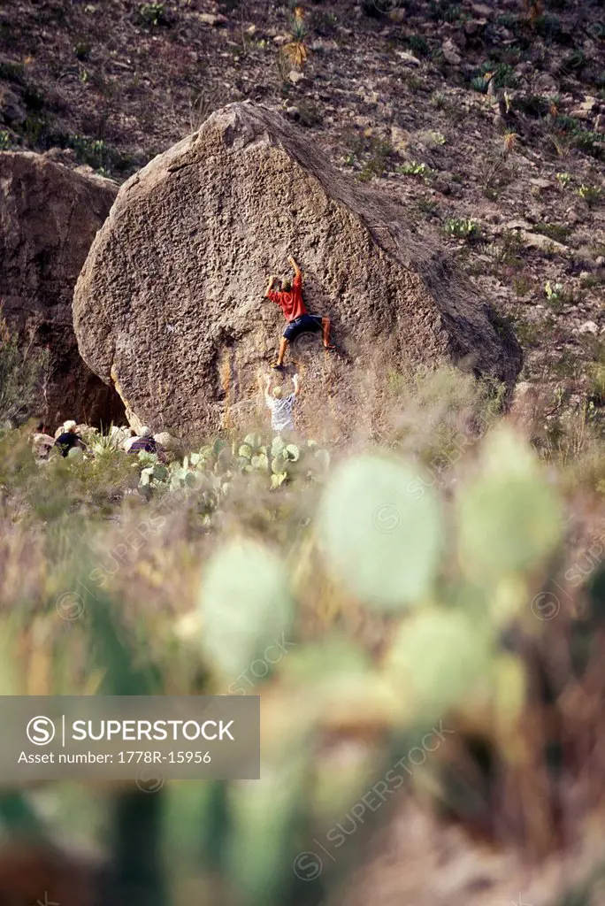 A man bouldering in Cuatro Cicnigas, Mexico.