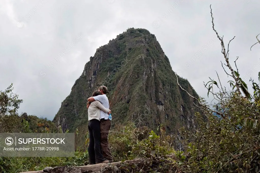 A young man asks for a young woman´s hand in marriage in the ruins of Machu Picchu.
