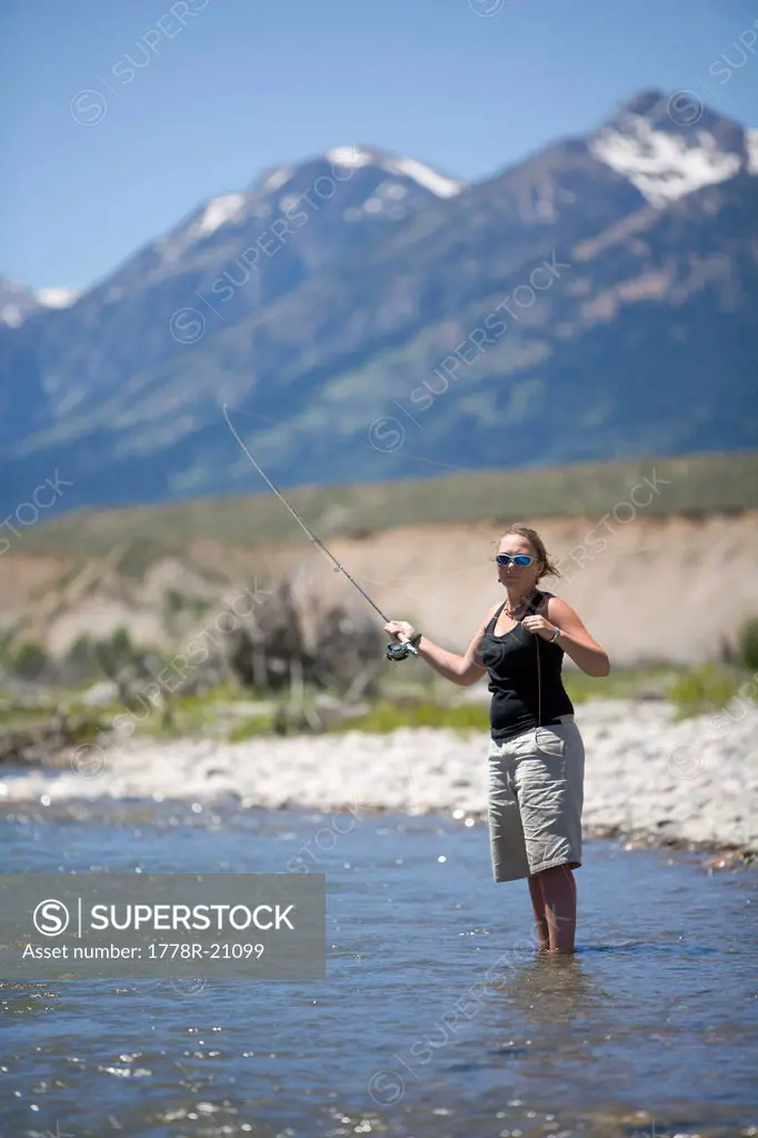 A female fly fishing in Jackson Hole´s Snake River.