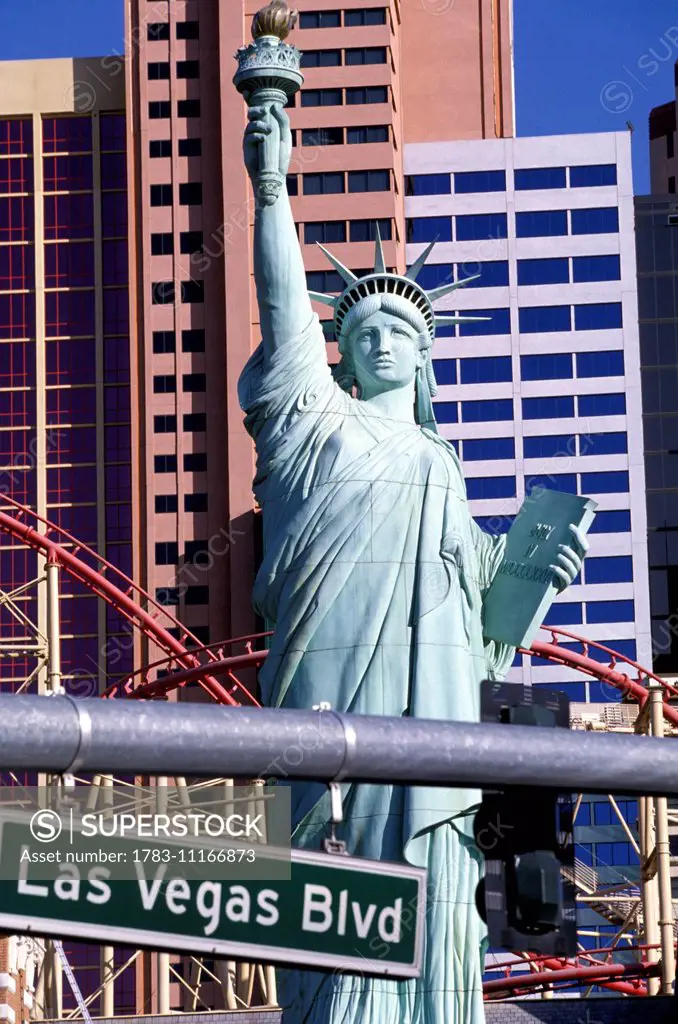 Las Vegas Hotel And The Strip, Model Of The Statue Of Liberty Outside The New York, New York Hotel, Las Vegas, Usa.