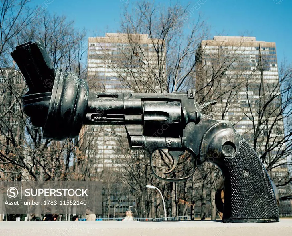 The knotted gun sculpture 'Non violence', Carl Fredrik Reutersward, outside United Nations Headquarters, New York, U.S.A. © John Stubbs/Axiom