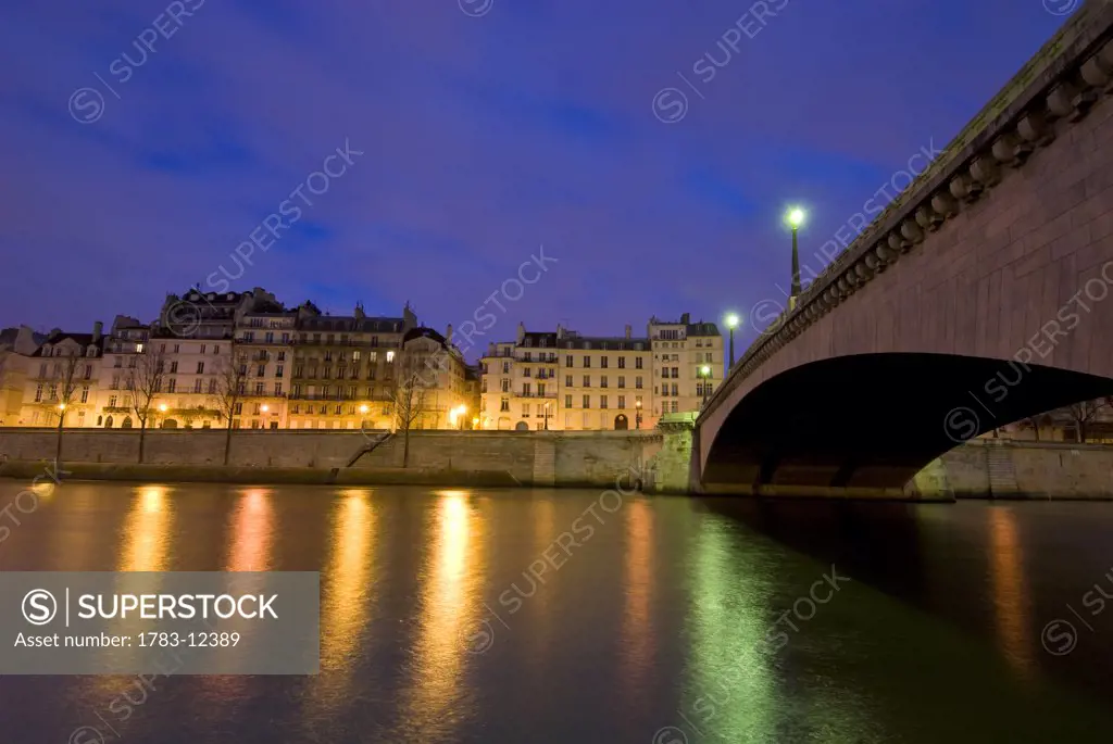 Looking across river and bridge to Ile St Louis at dawn., River Seine, Pont de la Tournelle and Ile St. Louis, Paris, France. 