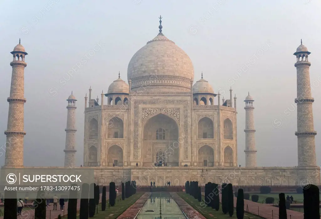 Taj Mahal and tourists; Agra, Uttar Pradesh, India