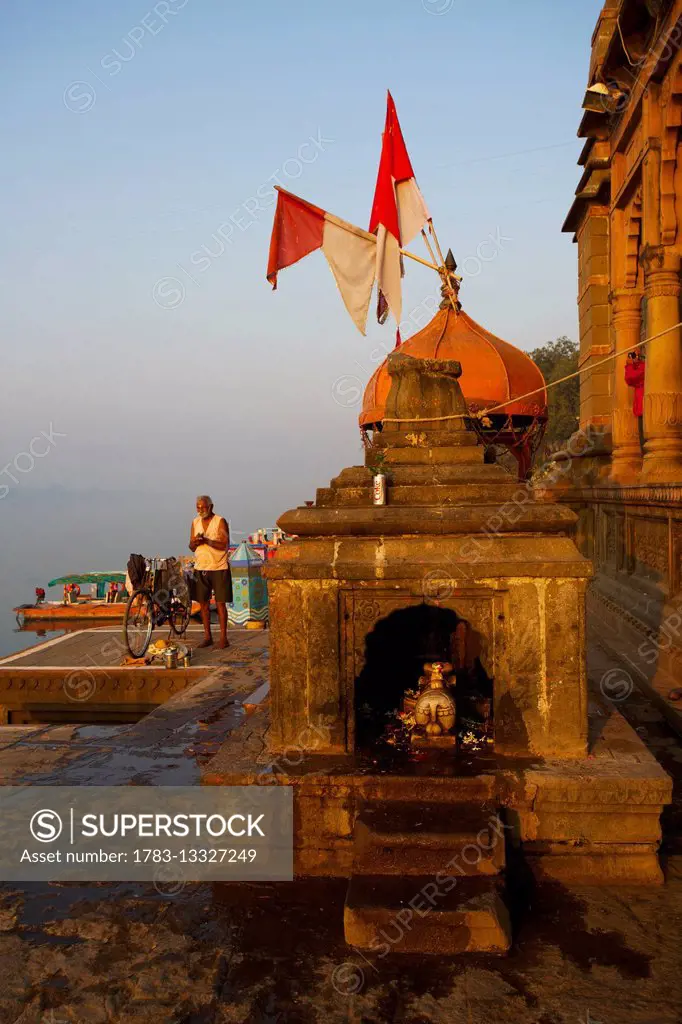 Hindu temple and pilgrims on the bathing ghats on the Namada River, India