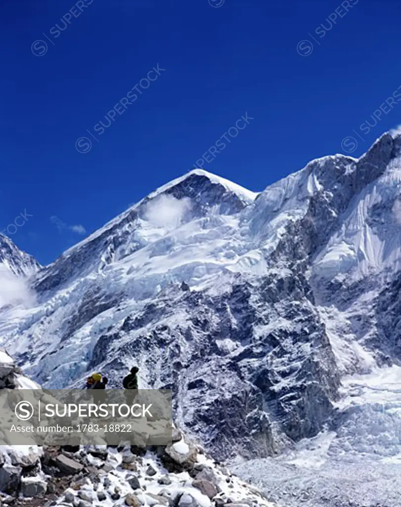 Trekkers Survey, Everest West Shoulde, Sagarmatha National Park, Solu Khumbu, Nepal
