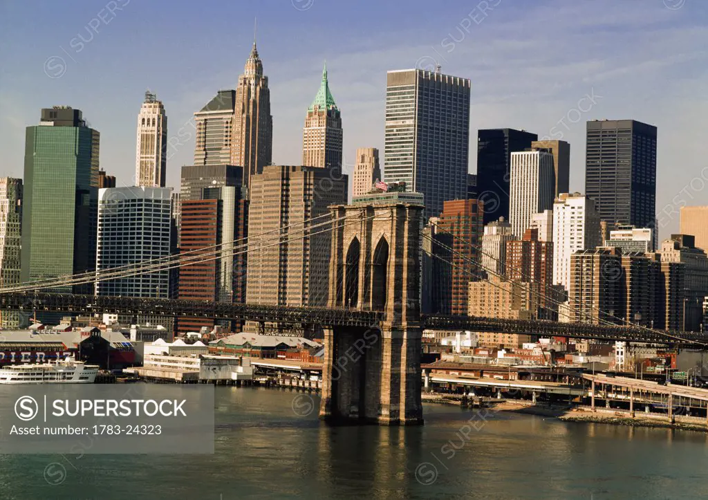 Brooklyn Bridge with Manhattan skyline, New York, USA.