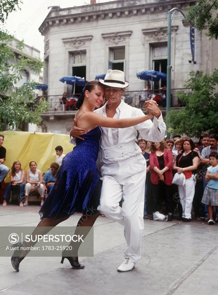 Tango couple, Plaza Dorrego, Buenos Aires, Argentina