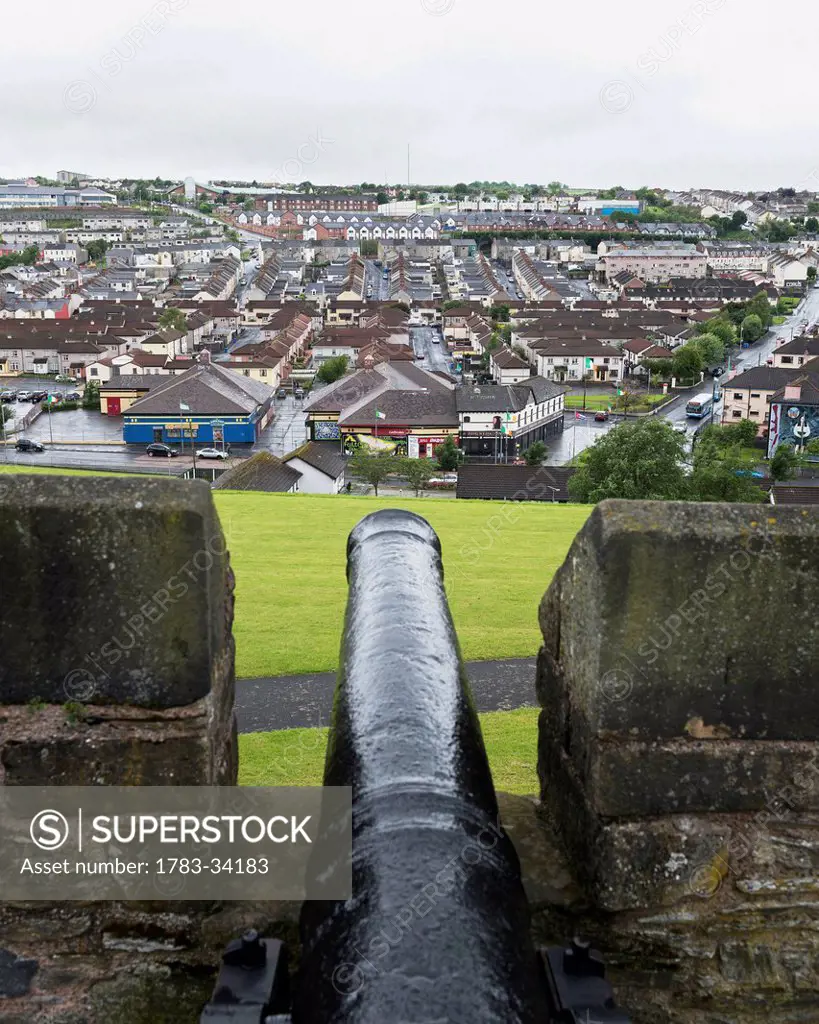 United Kingdom, Northern Ireland, County Londonderry, Double Bastion On City Walls Overlooking Bogside; Derry, Cannon Used Against Siege Of 1689