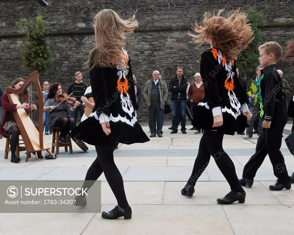 United Kingdom, Northern Ireland, County Londonderry, Irish Dancers And Musicians Playing At Guildhall Square; Derry